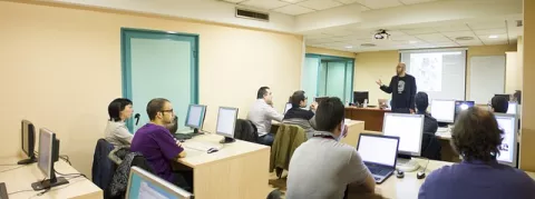 Clase de computación en español